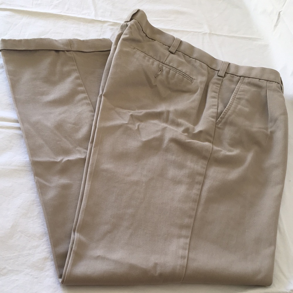 Bass men’s chino 34x32 slash front pockets, pleated front, cuffed hem